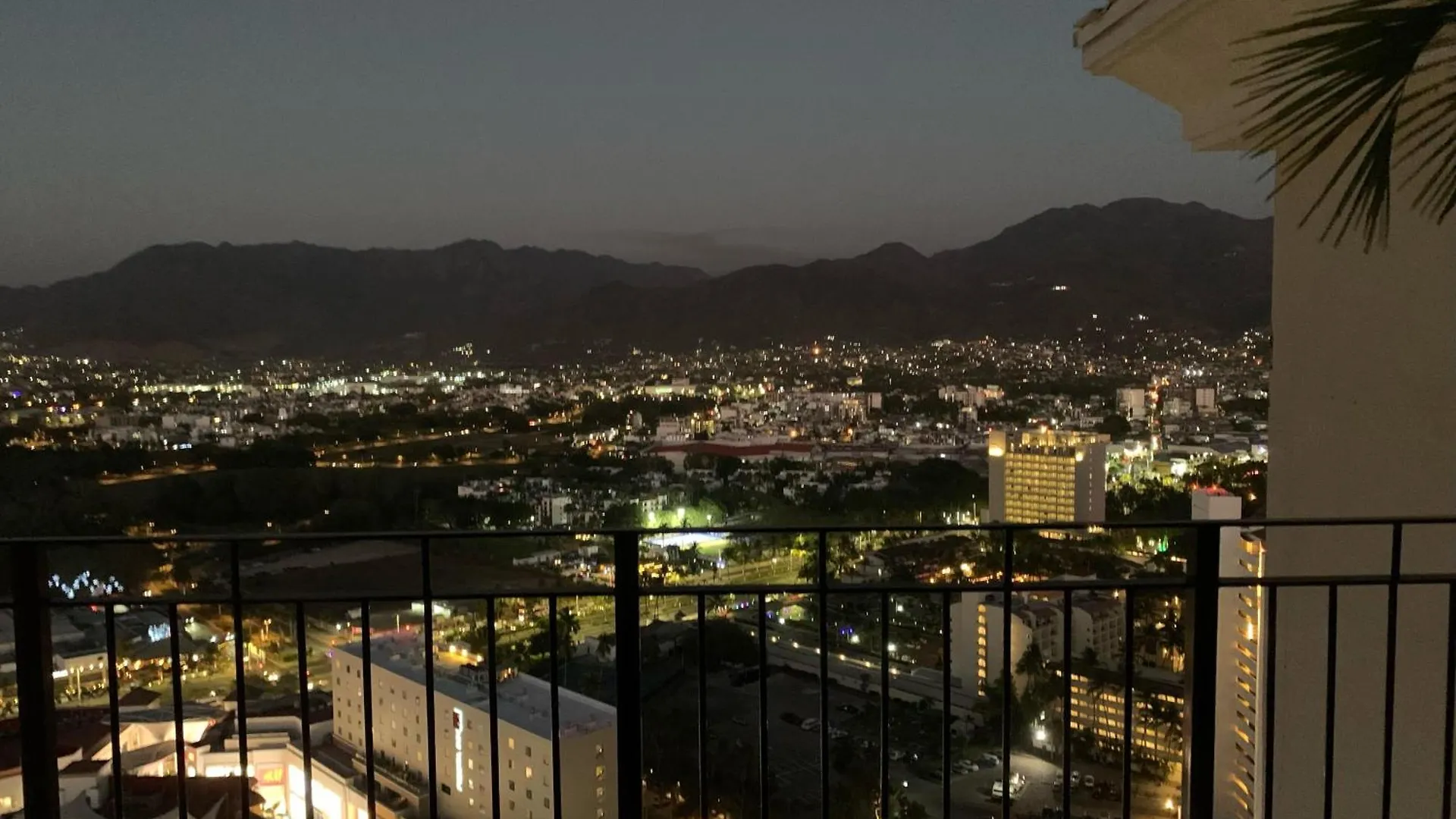 Vakantiehuis Ogovallarta, 2 Bedroom Beachfront With Double Balcony, Office, Bbq Puerto Vallarta Mexico