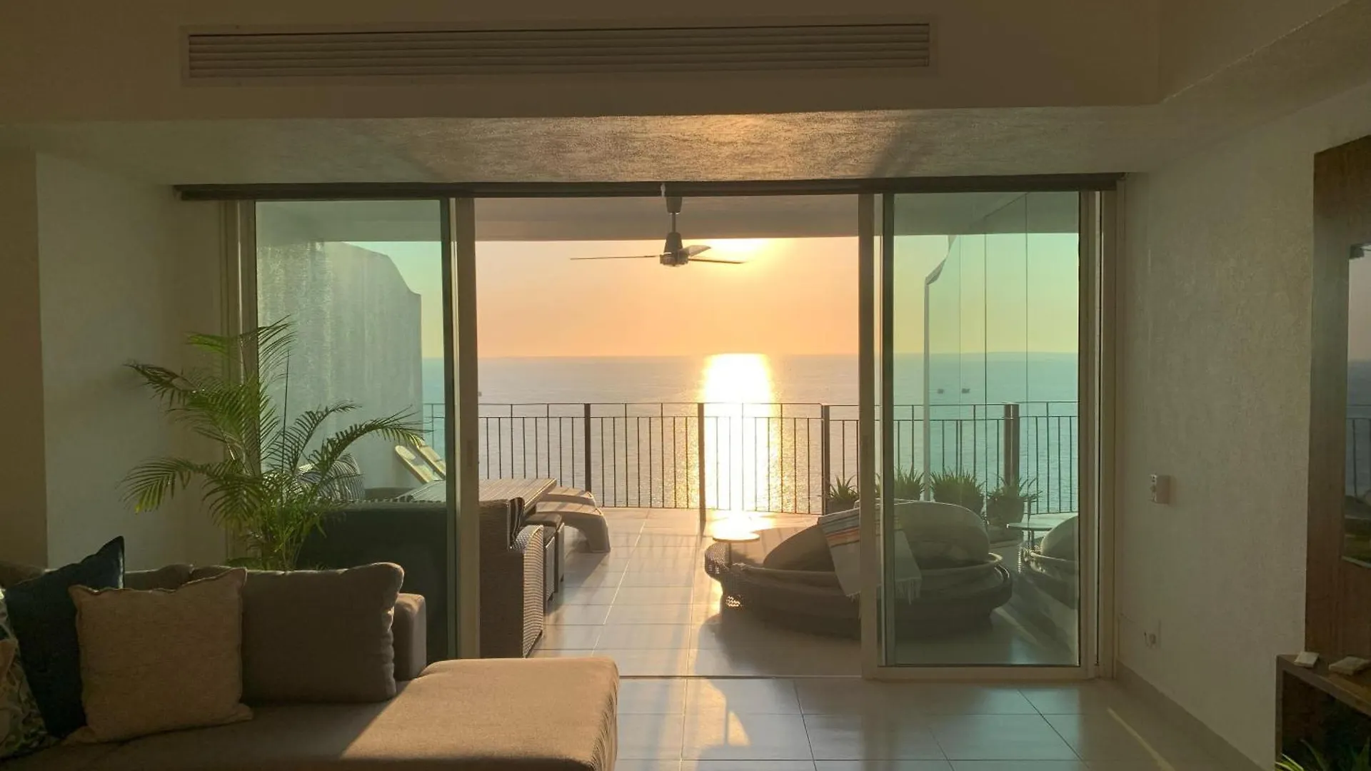Ogovallarta, 2 Bedroom Beachfront With Double Balcony, Office, Bbq Puerto Vallarta Mexiko