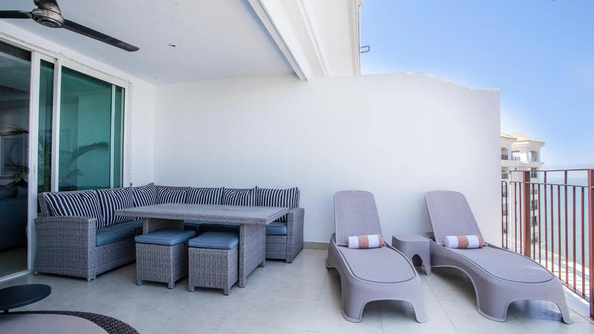 Semesterbostad Ogovallarta, 2 Bedroom Beachfront With Double Balcony, Office, Bbq Puerto Vallarta